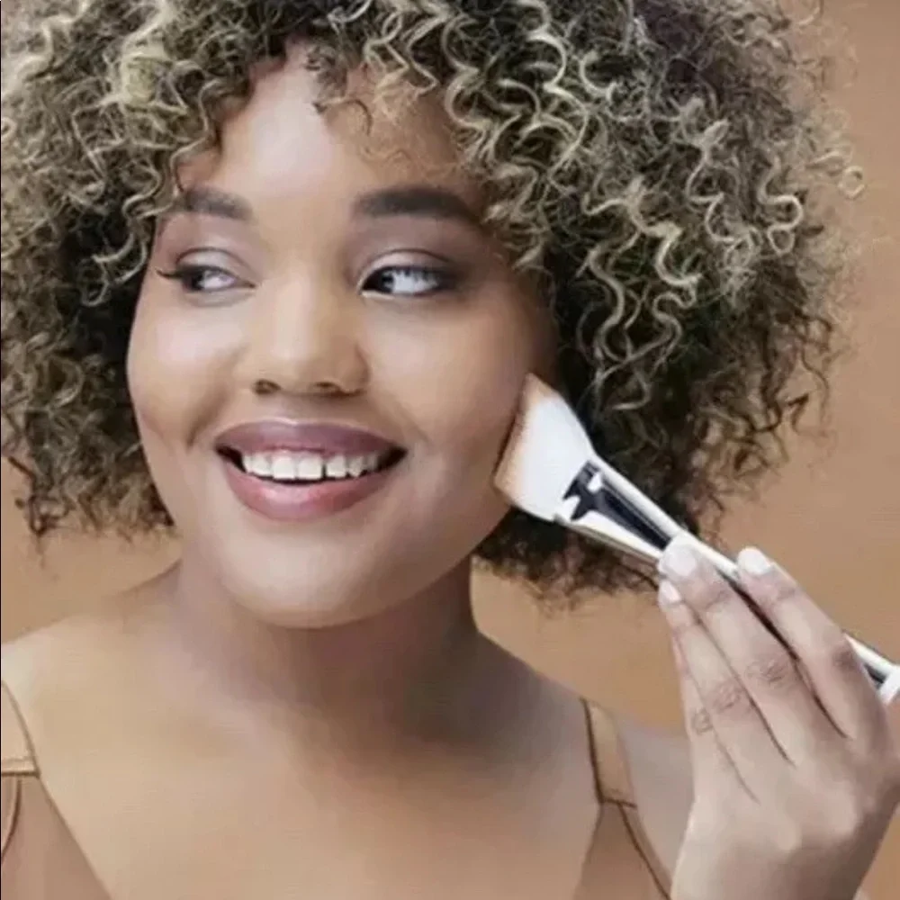 IT COSMETICS Heavenly Skin Skin-Hugging Foundation Brush #707 NIP $42 NIP